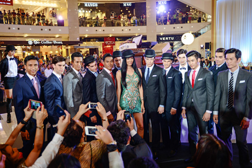 Aston Martin Kuala Lumpur held a fashion show in conjunction with Aston Martin Racing partner, clothing retailer Hackett