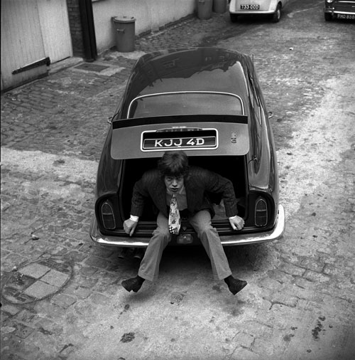 The registration number of the DB6 is KJJ4D - the number for 1966