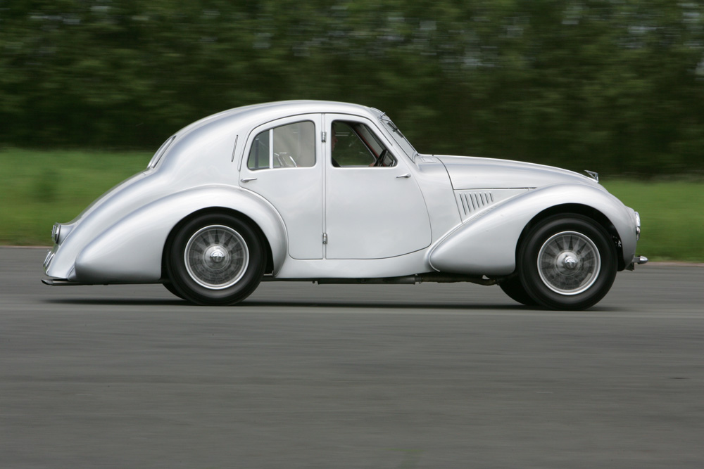 The Atom, an
avant-garde prototype developed using an early form of space-frame chassis and independent suspension, was first produced in 1939